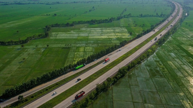 Foto udara Jalan Tol Cikopo-Palimanan, Jawa Barat, Minggu (19/5). Foto: ANTARA FOTO/Hafidz Mubarak A