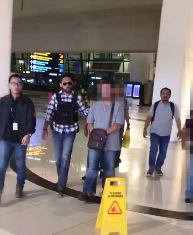 Polisi tangkap Pilot karena sebarkan ajakan makar (NOT COVER)
