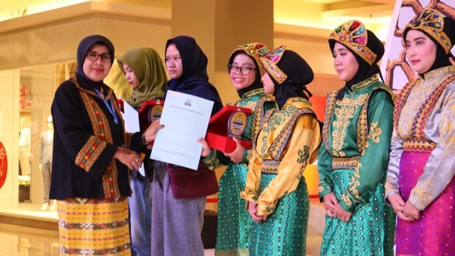 Perwakilan BPPA di Jakarta menyerahkan penghargaan kepada juara Festival Ratoh Jaroe 2019, Minggu (19/5). Foto: Dok. BPPA