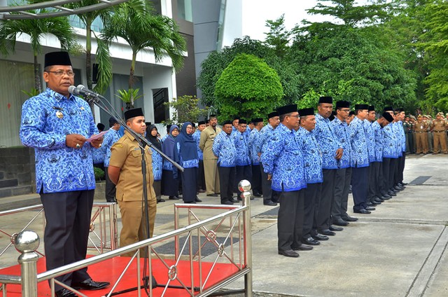 Wali Kota Banda Aceh memimpin apel gabungan bersama PNS di kantornya. Foto: Humas Banda Aceh