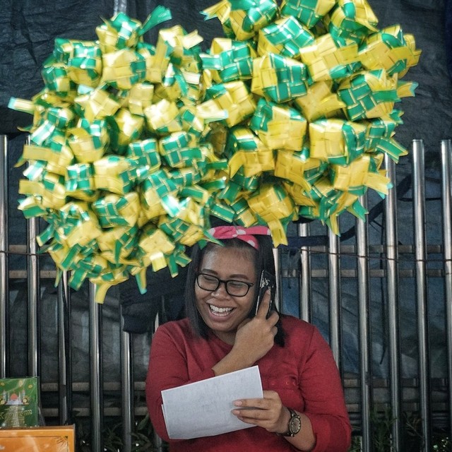 Seorang pedagang parcel lebaran sedang menelepon di dekat Stasiun Cikini, Jakarta Pusat, Jakarta, (19/5). Foto: Jamal Ramadhan/kumparan