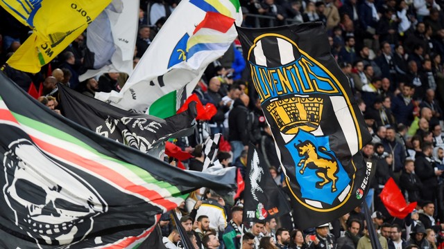Suporter Juventus mebawa bendera saat pertandingan melawan Atalanta di stadion Allianz, Turin. Foto: REUTERS / Massimo Pinca