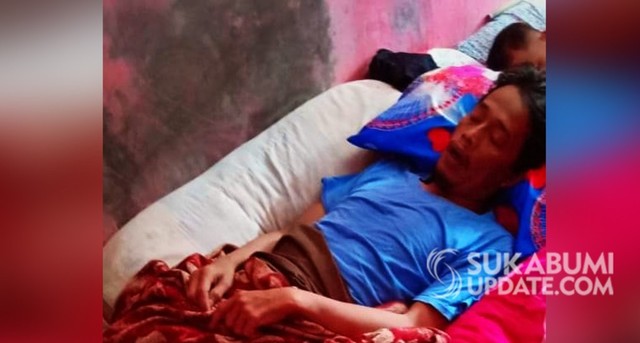 Anggota KPPS di TPS 16 Desa Cibodas, Kecamatan Bojonggenteng, Kabupaten Sukabumi, bernama Peli Supeli, terbaring tak sadarkan diri karena sakit sejak selesai melaksanakan tugasnya saat pemilu serentak beberapa waktu yang lalu. | Sumber Foto: Istimewa.