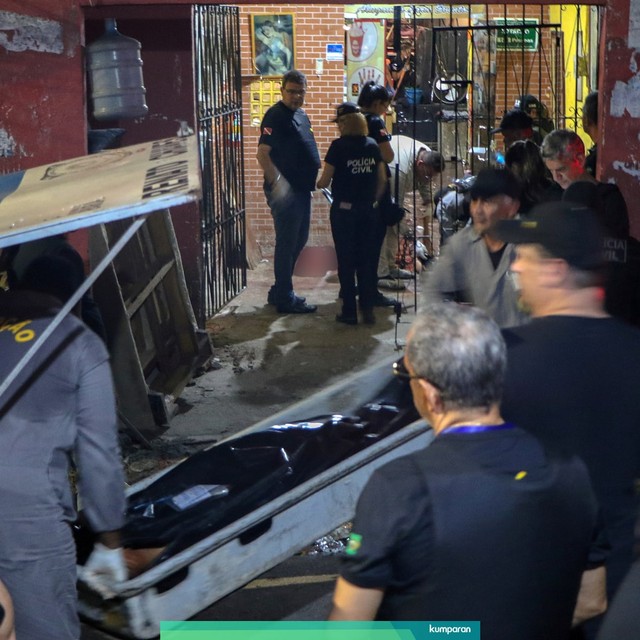 Sejumlah petugas kepolisian evakuasi korban penembakan di sebuah bar di Belem, negara bagian, Brasil. Foto: AFP/ Claudio PINHEIRO