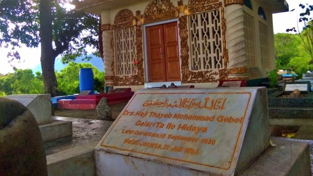 Makam, pengusaha Indonesia, Thayeb Mohammad Gobel, Pendiri Nasional Gobel, berada tepat di depan makam Raja Hubulo. (Foto : Rahmat Ali/banthayoid)
