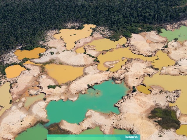 Foto udara kerusakan hutan Amazon yang terdeforestasi akibat penambangan emas ilegal di wilayah sungai Madre de Dios, Peru. Foto: AFP/Cris BOURONCLE
