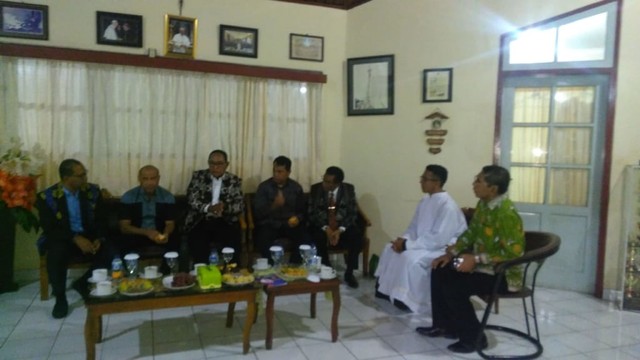 Gubernur NTT sedang bersama Pater Valentinus Polo Maing O.Cram. Foto:Alvian/balleo-kumparan