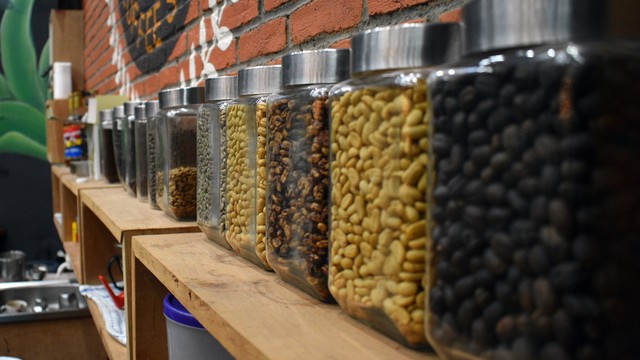 Ilustrasi ragam biji kopi dipajang di sebuah kafe. Foto: Adi Warsidi/acehkini