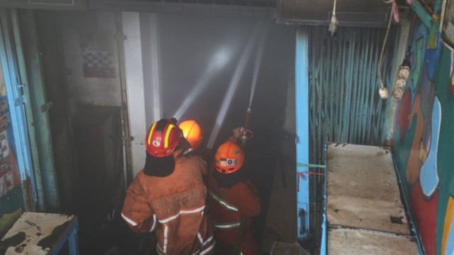 Dinas Pemadam Kebakaran dan Penanggulangan Bencana (Diskar PB) Kota Bandung berusaha menjinakkan api di Pasar Kosambi Bandung. (Humas Pemkot Bandung)