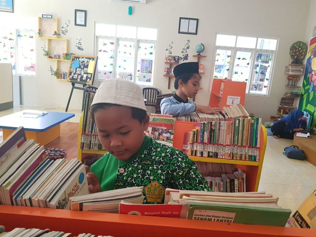 Suasana Perpustakaan ''Rakyat'' Pagesangan Surabaya yang menyenangkan. Foto : Windy Goestiana/Basra