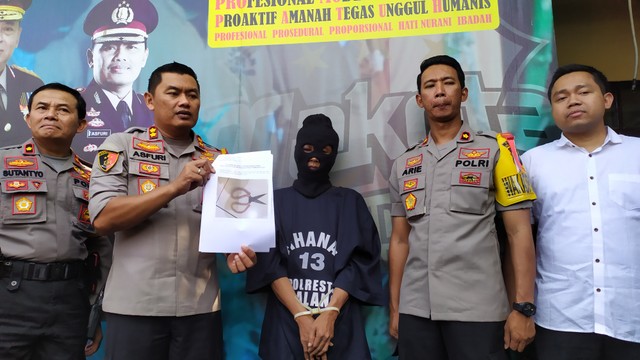 Kapolres Malang Kota, AKBP Asfuri (dua dari kiri), dalam konferensi pers, Senin (20/5). (Foto: Gigih Mazda/Tugu Malang).