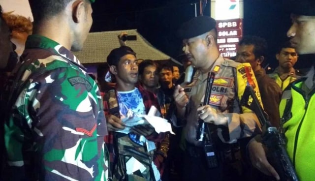 Personel TNI dan Polri memeriksa identitas para penumpang Bus Lorena di Palabuhan Ketapang, Banyuwangi