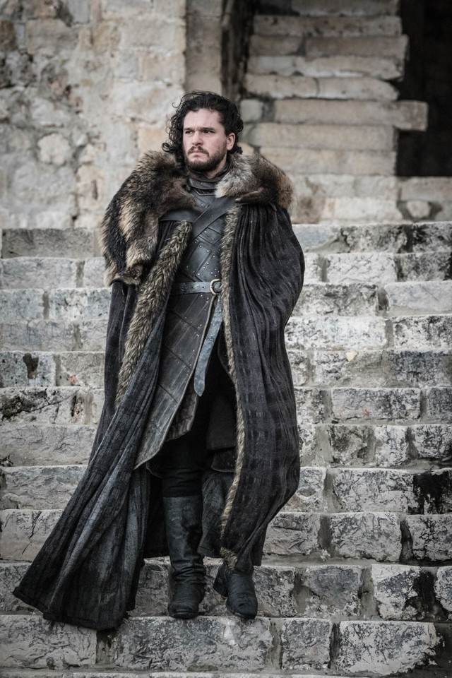 Jon Snow memakai jubah kebesarannya Foto: HBO