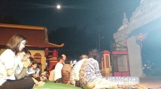 Umat ibadah Waisak di Klenteng Tri Dharma Sumbernaga Probolinggo
