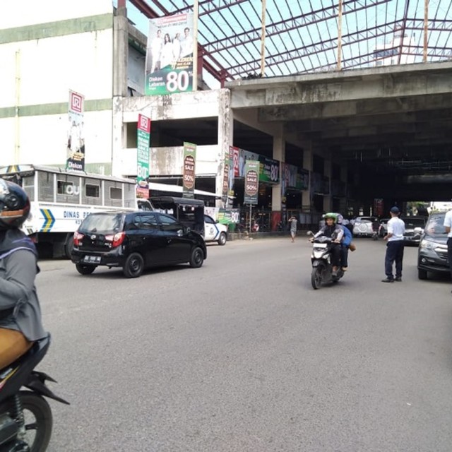 Dishub mulai tertibkan sejumlah kendaraan yang memarkir kendaraannya di antara Mall Panakukang dan Hotel Swiss Bel di jalan Pandang Raya, Makassar, Senin (20/5). 