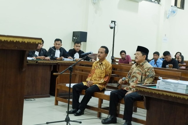 Terdakwa Sibron Azis (kanan) dan Kardinal (kiri) saat menjalani sidang tuntutan di Pengadilan Tipikor Tanjungkarang, Senin (20/5) | Foto : Obbie Fernando/Lampung Geh