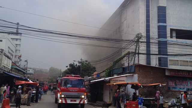 Mobil pemadam kebakaran keluar masuk memadamkan api di Pasar Kosambi. (Iman Herdiana)