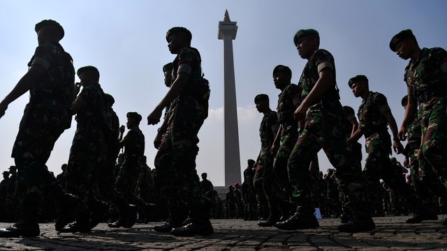 Siluet prajurit TNI berbaris seusai mengikuti apel pengamanan di Lapangan Monas, Jakarta, Senin (20/5/2019). Foto: ANTARA FOTO/Sigid Kurniawan