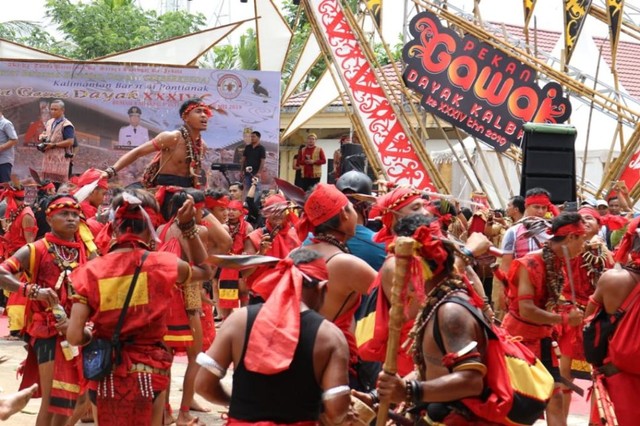 Masyarakat suku Dayak di Kalimantan Barat bersuka ria merayakan Pekan Gawai Dayak, di Rumah Radakng, Senin (20/5). Foto: Teri