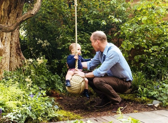 Keluarga Cambridge mengunjungi The RHS Back to Nature Garden