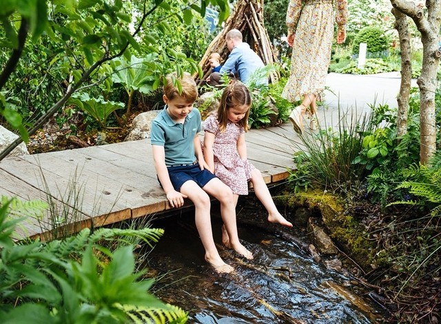 Keluarga Cambridge mengunjungi The RHS Back to Nature Garden