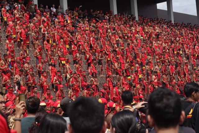 Pasukan Merah bersiap untuk mengikuti atraksi dan pawai pada Pekan Gawai Dayak di rumah Radakng, Senin (20/5). Foto: Rizkia