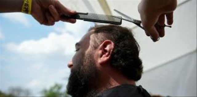 Seorang pria mengikuti Festival Mullet di Boussu, Belgia. Foto: AFP/ John THYS