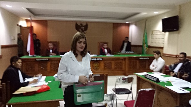 Hilda Vitria usai menjadi saksi kasus dugaan pemalsuan dokumen nikah dengan terdakwa Kriss Hatta. Foto: Aria Pradana/kumparan