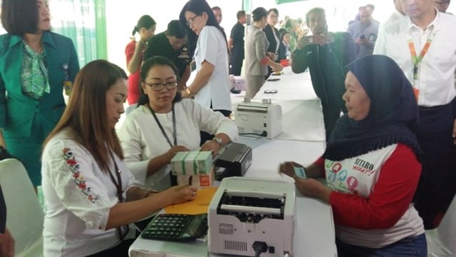 Masyarakat di Kota Manado melakukan penukaran uang baru pecahan kecil di salah outlet yang disediakan Bank Indonesia