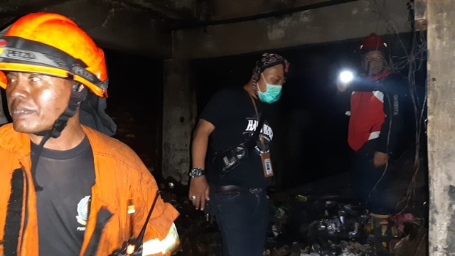 Petugas dilokasi kebakaran Pasar Kosambi. Foto: Dok. Istimewa