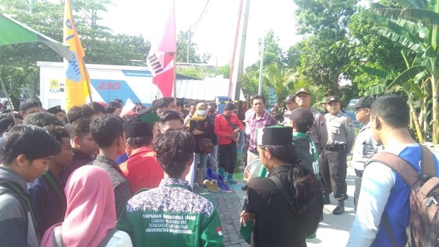 Puluhan mahasiswa yang tergabung dalam Aliansi Cipayung Bojonegoro, saat menggelar aksi di halaman Kantor Komisi Pemilihan Umum (KPU) Kabupaten Bojonegoro. Senin (20/05/2019).