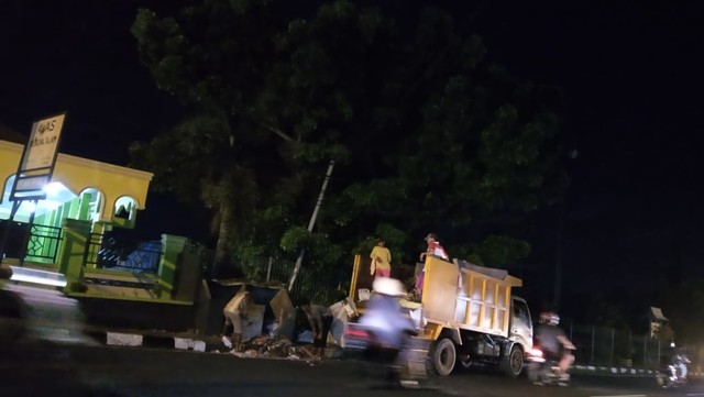 Mobil pengangkut sampah yang beroperasi di Malam hari di Kota Ternate. Foto: Rizal Syam/cermat