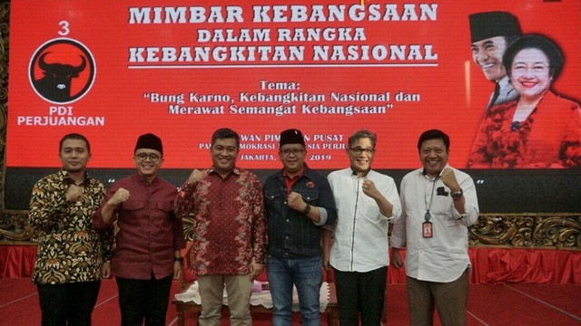 Sekjen PDIP Hasto Kristiyanto (tengah) di acara diskusi Mimbar kebangsaan dalam rangka kebangkitan nasional Foto: Helmi Afandi Abdullah/kumparan