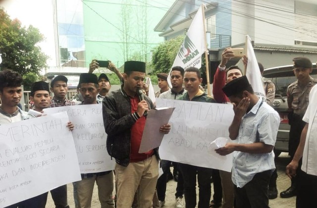 Kesatuan Aksi Mahasiswa Muslim Indonesia wilayah Maluku menggelar aksi damai di depan Kantor KPU Maluku, Senin (20/5) (Foto: ambonnesia)