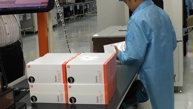 Produksi smartphone Xiaomi di PT Sat Nusapersada, Batam. Foto: Muhammad Darisman/kumparan