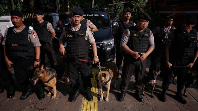 Petugas keamanan mulai berjaga di sekitar gedung KPU, Jakarta. Foto: Jamal Ramadhan/kumparan