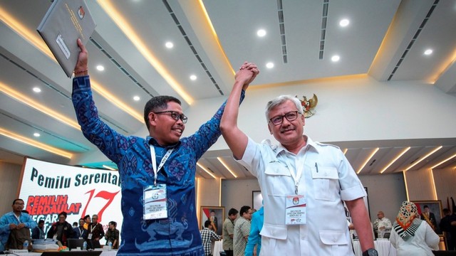 Perwakilan saksi TKN 01 I Gusti Putu Artha (kiri) dan perwakilan saksi BPN 02 Didik Hariyanto (kanan)  usai penetapan hasil perhitungan perolehan suara suara tingkat nasional dan penetapan hasil Pemilu 2019. Foto: ANTARA FOTO/Dhemas Reviyanto