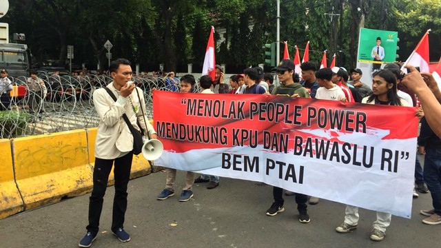 Aksi BEM Perguruan Tinggi Agama Seluruh Indonesia (PTAI) di depan Kantor KPU, Jalan Imam Bonjol, Jakarta Pusat, Selasa (21/5). Foto: Raga Imam/kumparan