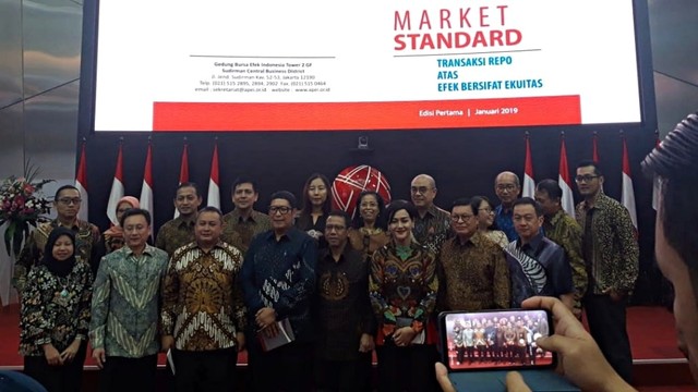 OJK dan APEI melakukan sesi foto bersama usai luncurkan Market Standar di Bursa Efek Indonesia. Foto: Selfy Sandra Momongan/kumparan