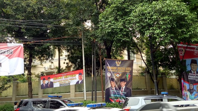 Sejumlah spanduk dan banner ucapan kemenangan Prabowo-Sandiaga di Kertanegara, Jakarta Selatan. Foto: Maulana Ramadhan/kumparan