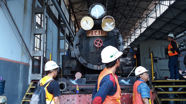 Lokomotif kuno di Balai Yasa Yogyakarta. Foto: ken.