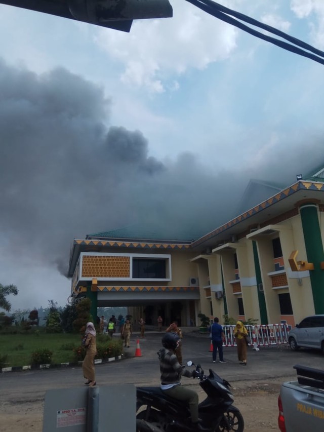 Kantor Pemda Pringsewu saat terjadi kebakaran, Selasa siang (21/5) | Foto : Ist.