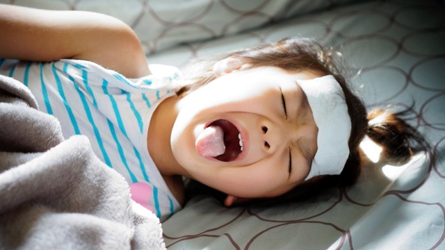 Ilustrasi anak sakit tidak mau minum obat Foto: Shutterstock