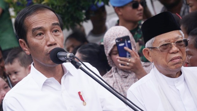 Capres nomor urut 01, Joko Widodo menyampaikan pidato kemenanganya di Kampung Deret, Jakarta Pusat. Foto: Jamal Ramadhan/kumparan