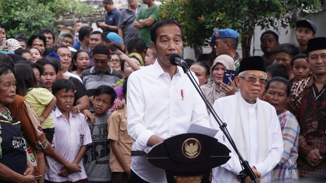 Pasangan Capres dan Cawapres nomor urut 01, Joko Widodo - Ma'ruf Amin menyampaikan pidato kemenanganya di Kampung Deret, Jakarta Pusat, Selasa (21/5/2019). Foto: Jamal Ramadhan/kumparan