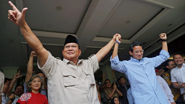 Pasangan calon presiden dan wakil presiden nomor urut 02, Prabowo-Sandi melakukan salam dua jari usai menyampaikan orasinya di Kertanegara. Foto: Irfan Adi Saputra/kumparan