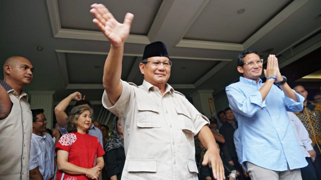 Calon presiden nomor urut 02, Prabowo Subianto melambaikan tangan ke arah awak media usai sampaikan orasinya. Foto: Irfan Adi Saputra/kumparan