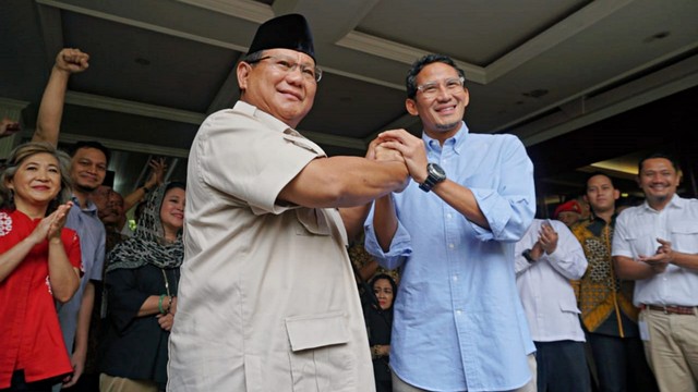 Pasangan calon presiden dan wakil presiden nomor urut 02, Prabowo-Sandi besalaman usai menyampaikan tanggapan terkait hasil suara KPU. Foto: Irfan Adi Saputra/kumparan