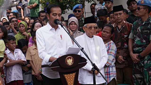 Capres no urut 01, Joko Widodo saat pidato kemenangan di Kampung Deret, Johar Baru, Jakarta Pusat. Foto: Jamal Ramadhan/kumparan