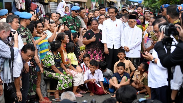 Capres petahana Jokowi dan cawapres Ma'ruf Amin menyampaikan pidato kemenangannya sebagai Presiden Republik Indonesia periode 2019-2024 di Kampung Deret. Foto: Antara/Puspa Perwitasari